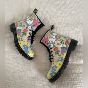 ✨SALE✨ Dr martens flower boots ✨SALE✨